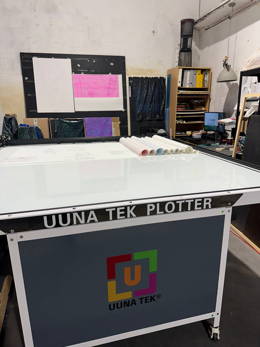 Case Study: Artist Duo Grosso & Twaddle Explore How the 2 × 2 Metre UUNA TEK 3.0 System Can Expand the Scale and Possibilities of Their Collaborative Drawing Practice